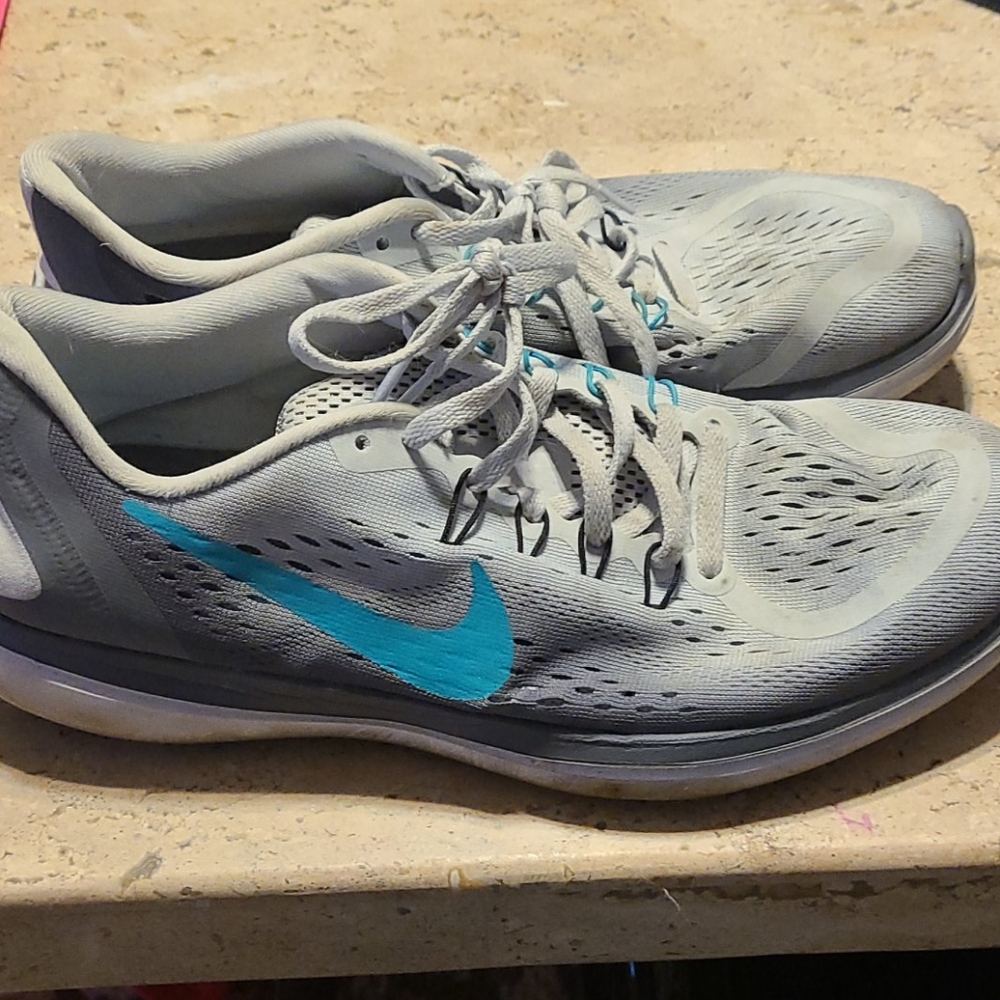 Tennis shoes